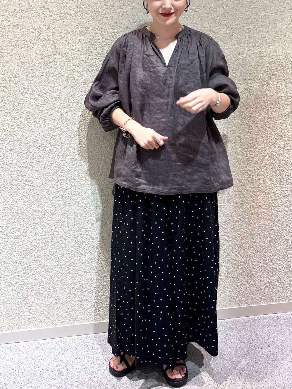 ブラック系のその他パンツ、グレー系のシャツ/ブラウスを着用したレディースの夏コーディネートの4枚目の写真