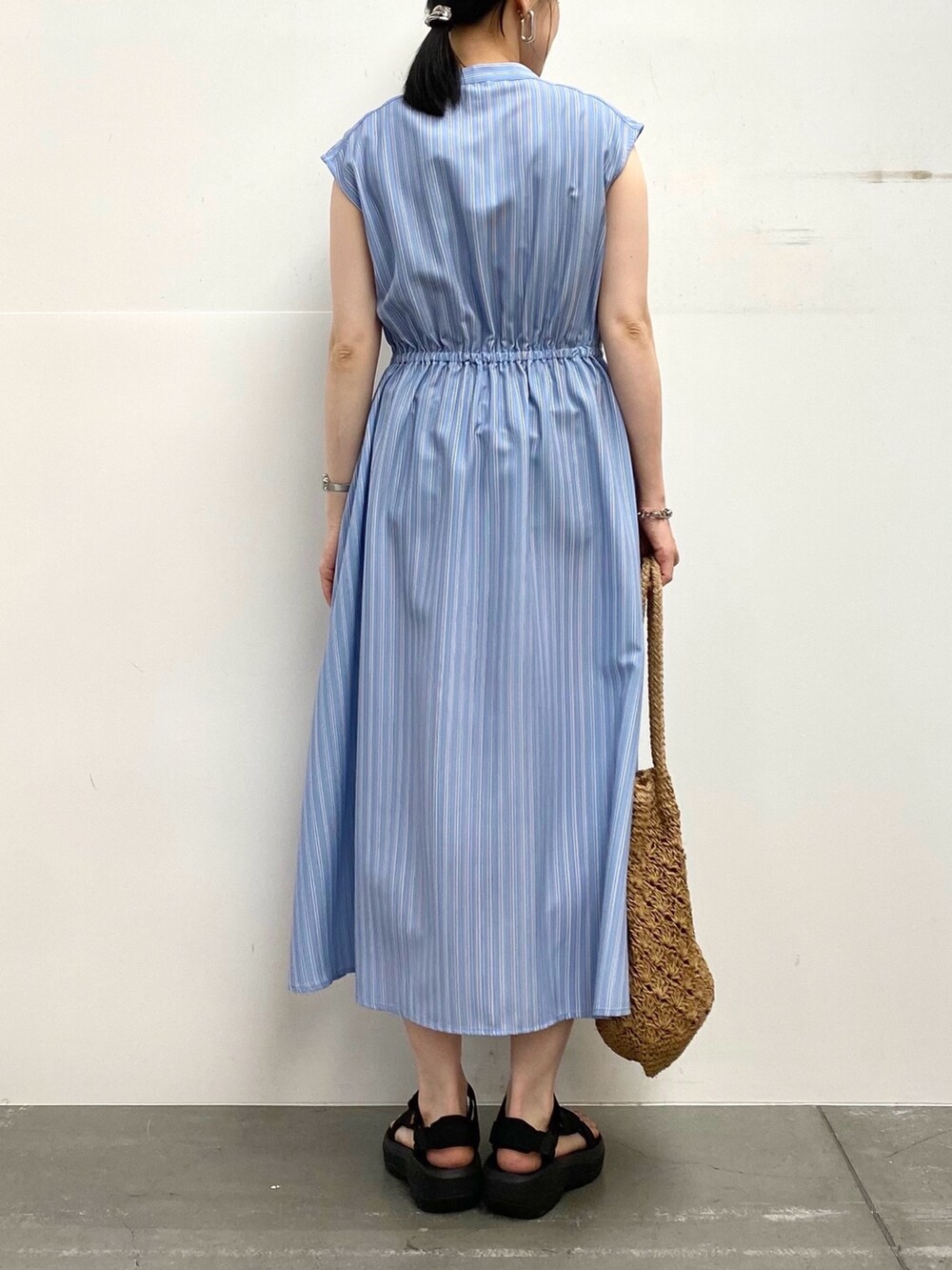 その他のシャツワンピース、ベージュ系のトートバッグ、ブラック系のサンダルを着用したレディースの夏コーディネートの5枚目の写真