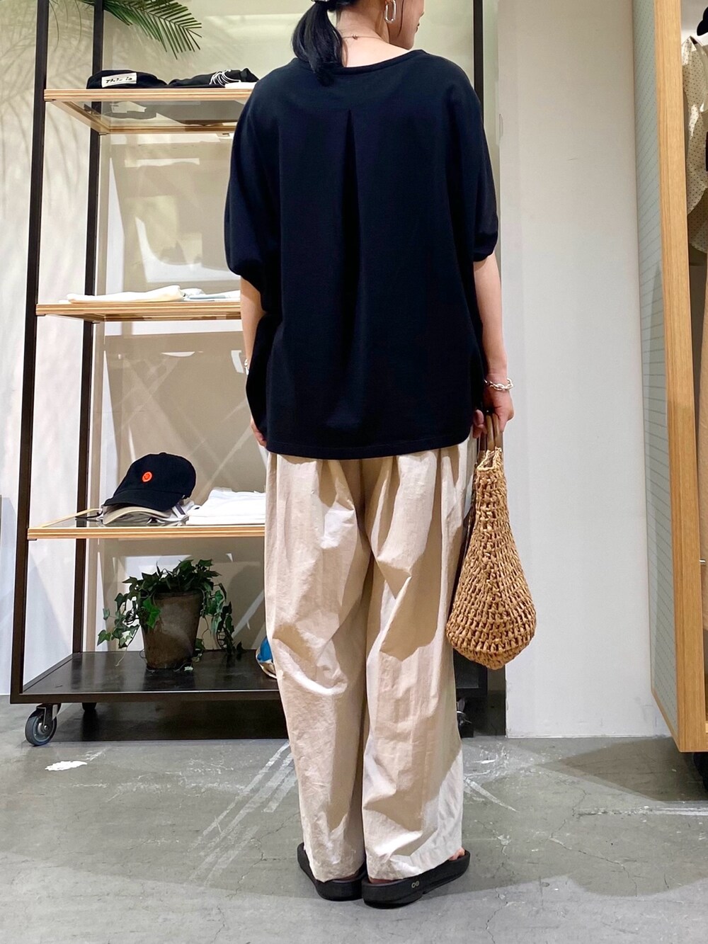 ブラック系のTシャツ/カットソー、グレー系のその他パンツ、ベージュ系のトートバッグを着用したレディースの夏コーディネートの4枚目の写真