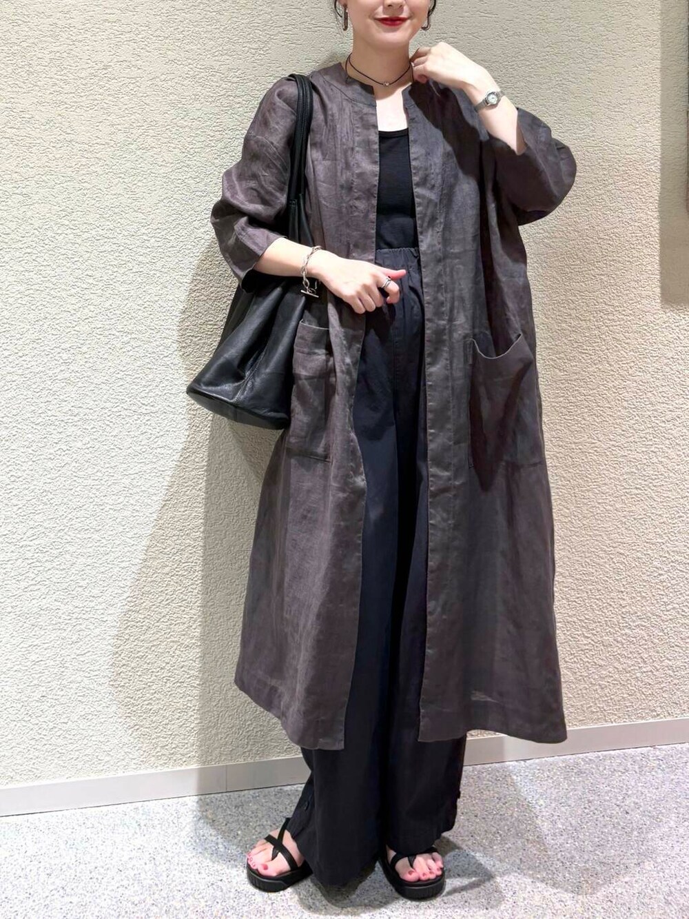 「大人カジュアル、デートコーデ、ママコーデ、きれいめカジュアル、シンプルコーデ、かぐれ、雨の日コーデ、newarrival、休日スタイル、30代、旅行コーデ、ブルベ夏、骨格ウェーブ、下半身太め、ウェーブ×ブルベ夏」｜「かぐれのユーティリティーイージーパンツ（その他パンツ、ブラック系）」を使った、saoriさん（レディース・158cm）の夏コーディネートの3枚目の写真