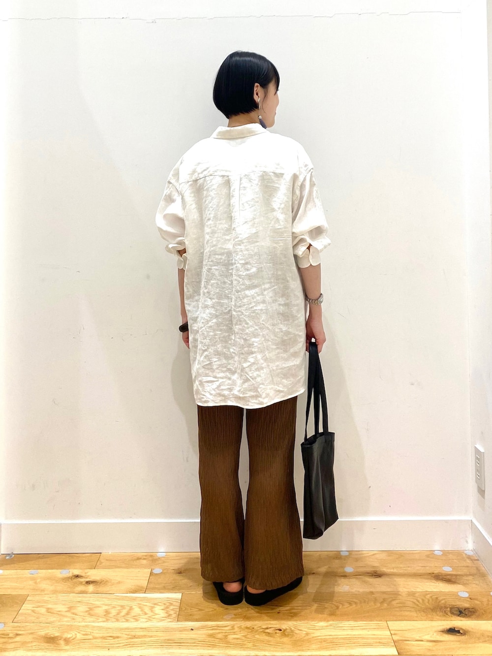 ホワイト系のシャツ/ブラウス、ホワイト系のタンクトップ、ブラウン系のその他パンツを着用したレディースの春コーディネートの3枚目の写真