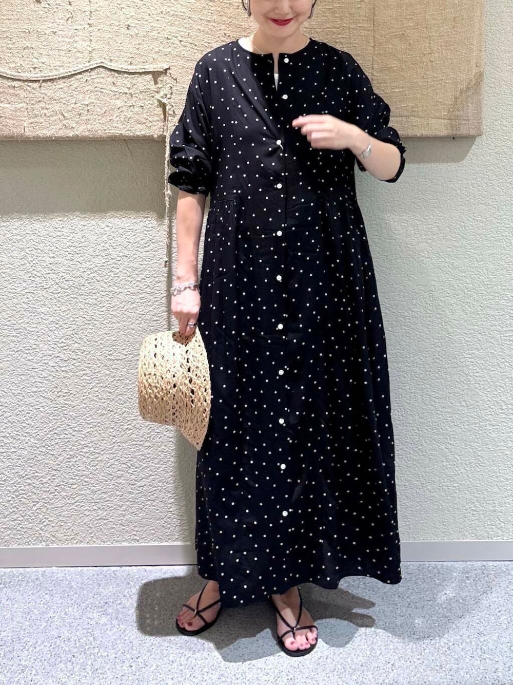 ブラック系のワンピース、ホワイト系のタンクトップを着用したレディースの夏コーディネートの4枚目の写真