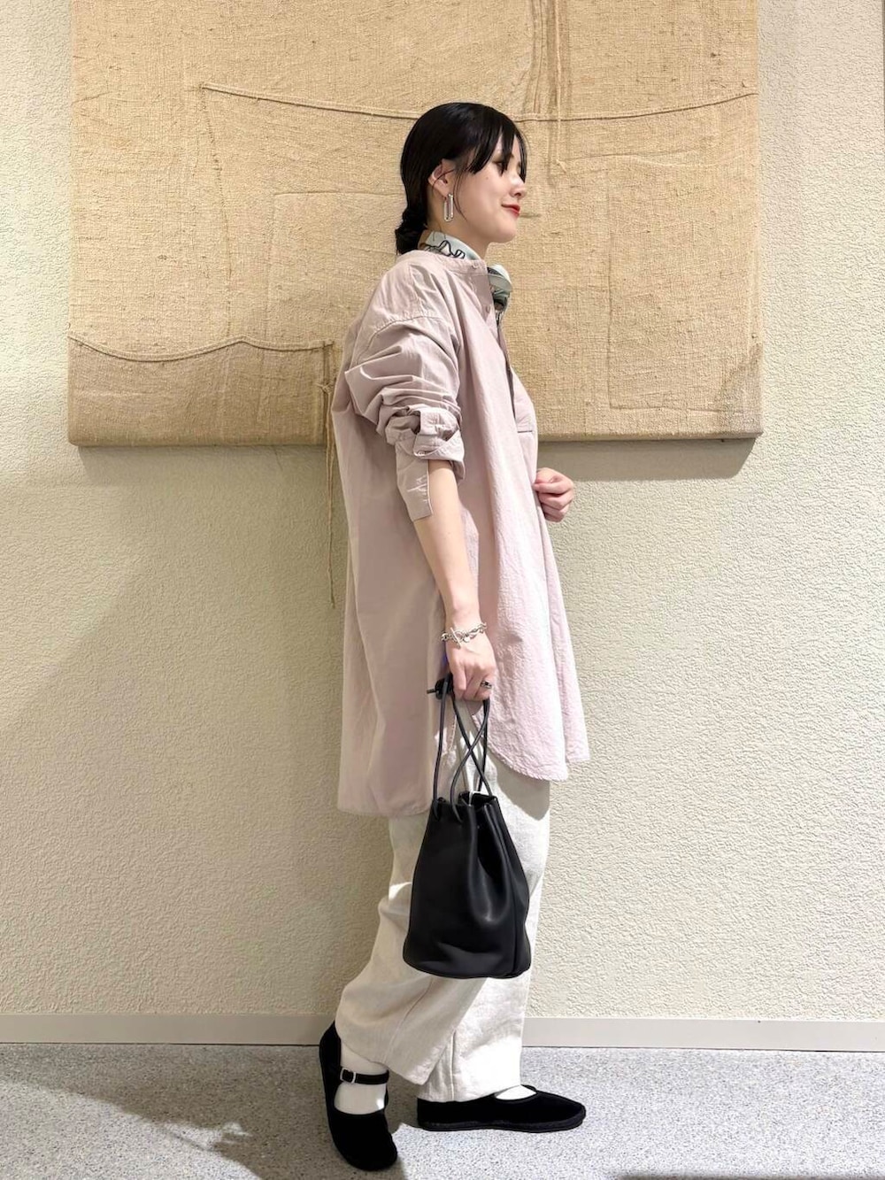 ベージュ系のその他パンツ、ピンク系のシャツ/ブラウスを着用したレディースの春コーディネートの2枚目の写真