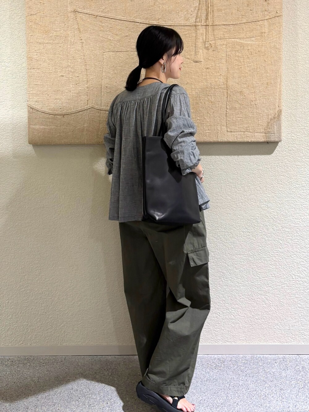 その他のシャツ/ブラウス、その他のシャツ/ブラウス、グリーン系のその他パンツを着用したレディースの秋コーディネートの3枚目の写真