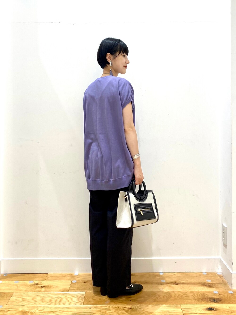パープル系のTシャツ/カットソー、ブラック系のその他パンツ、ブラック系のトートバッグを着用したレディースの夏コーディネートの3枚目の写真