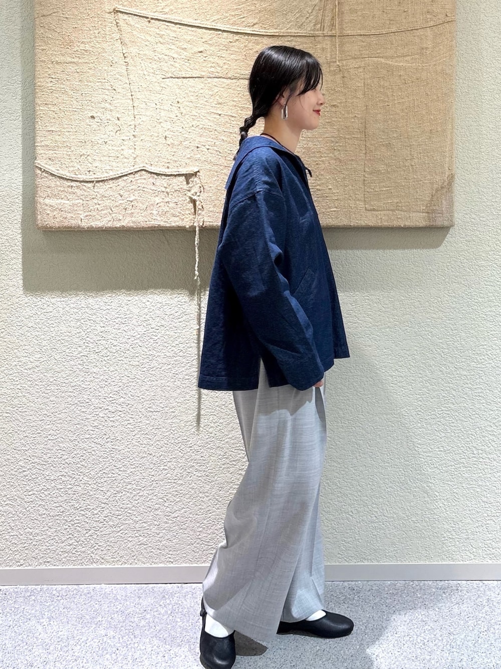 ブルー系のシャツ/ブラウス、ブルー系のシャツ/ブラウス、グレー系のその他パンツを着用したレディースの秋コーディネートの2枚目の写真