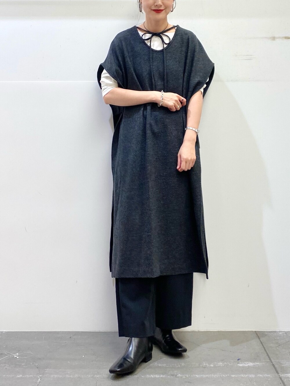 ホワイト系のTシャツ/カットソー、グレー系のワンピース、ブラック系のその他パンツを着用したレディースの秋コーディネートの5枚目の写真