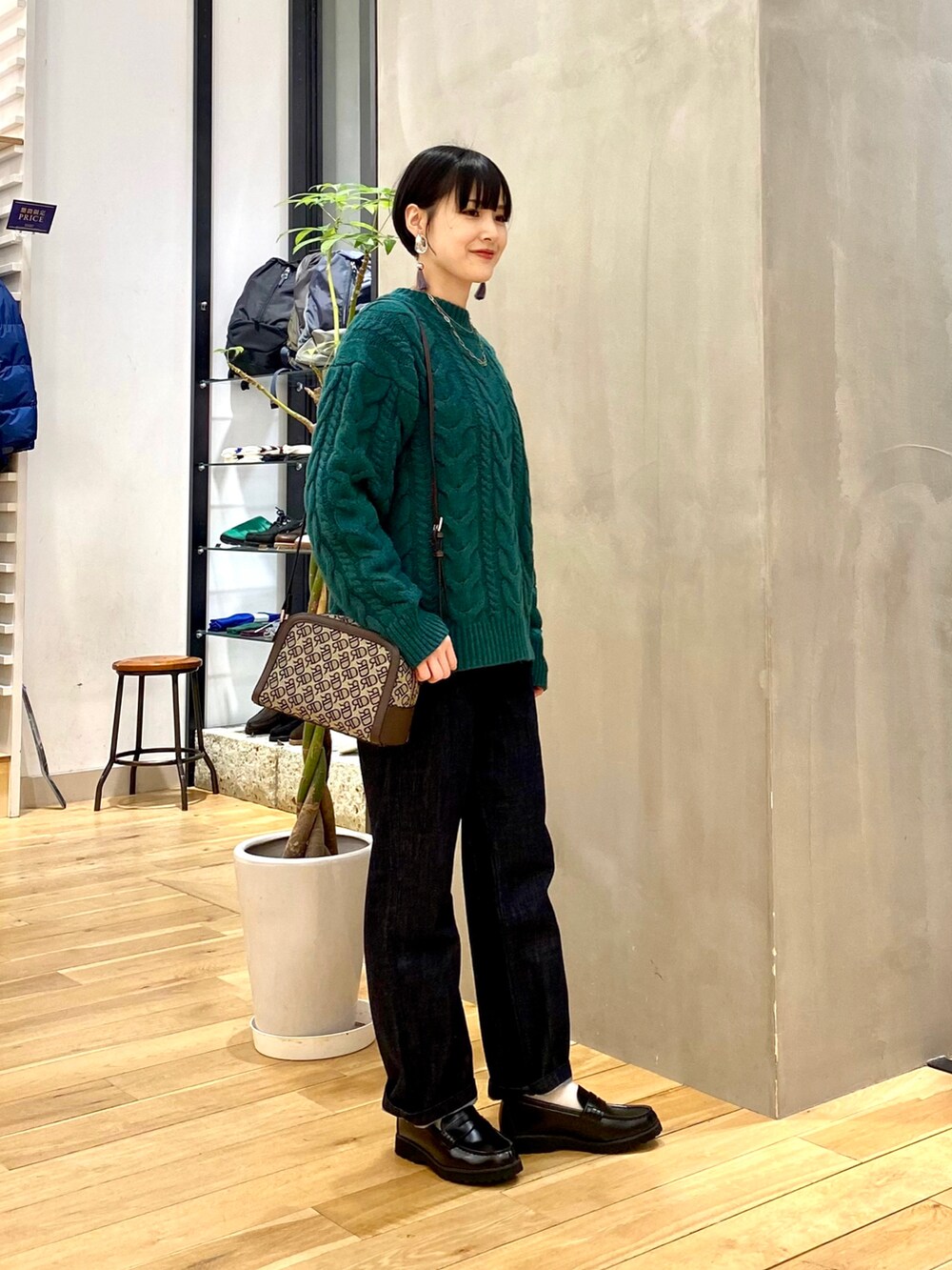 「きれいめカジュアル、休日スタイル、シンプルコーデ、大人カジュアル、ニット、デニム、ケーブルニット、ローファー、韓国ファッション、URBAN RESEARCH DOORS、URBAN RESEARCH DOORS WOMENS」｜「URBAN RESEARCH DOORSのBIGケーブルプルオーバー（ニット/セーター、グリーン系）」を使った、saoriさん（レディース・158cm）の冬コーディネートの3枚目の写真