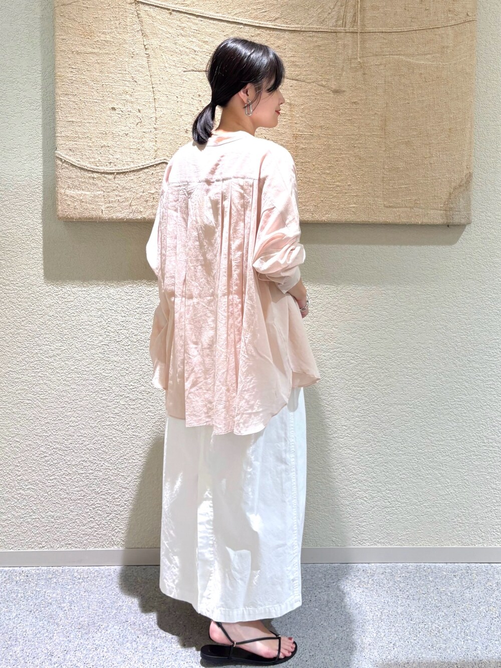 ピンク系のシャツ/ブラウス、ホワイト系のタンクトップ、ホワイト系のスカートを着用したレディースの夏コーディネートの3枚目の写真