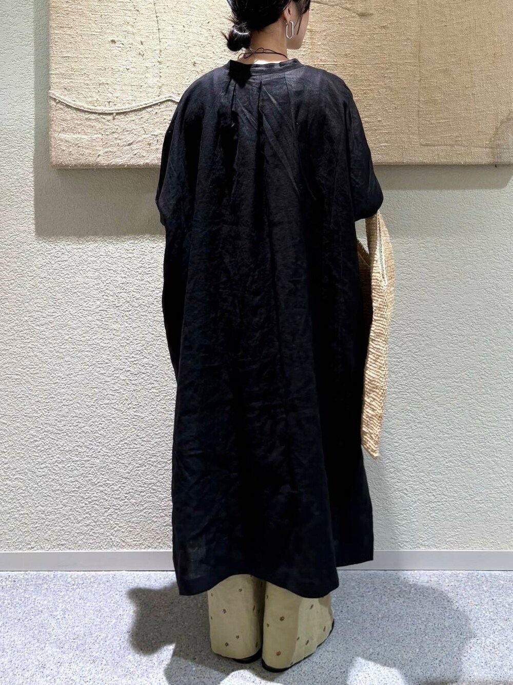 ブラック系のワンピース、イエロー系のその他パンツを着用したレディースの夏コーディネートの5枚目の写真