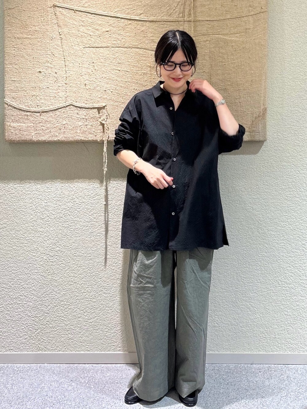 ブラック系のシャツ/ブラウス、ブラック系のシャツ/ブラウス、グリーン系のその他パンツを着用したレディースの秋コーディネートの6枚目の写真