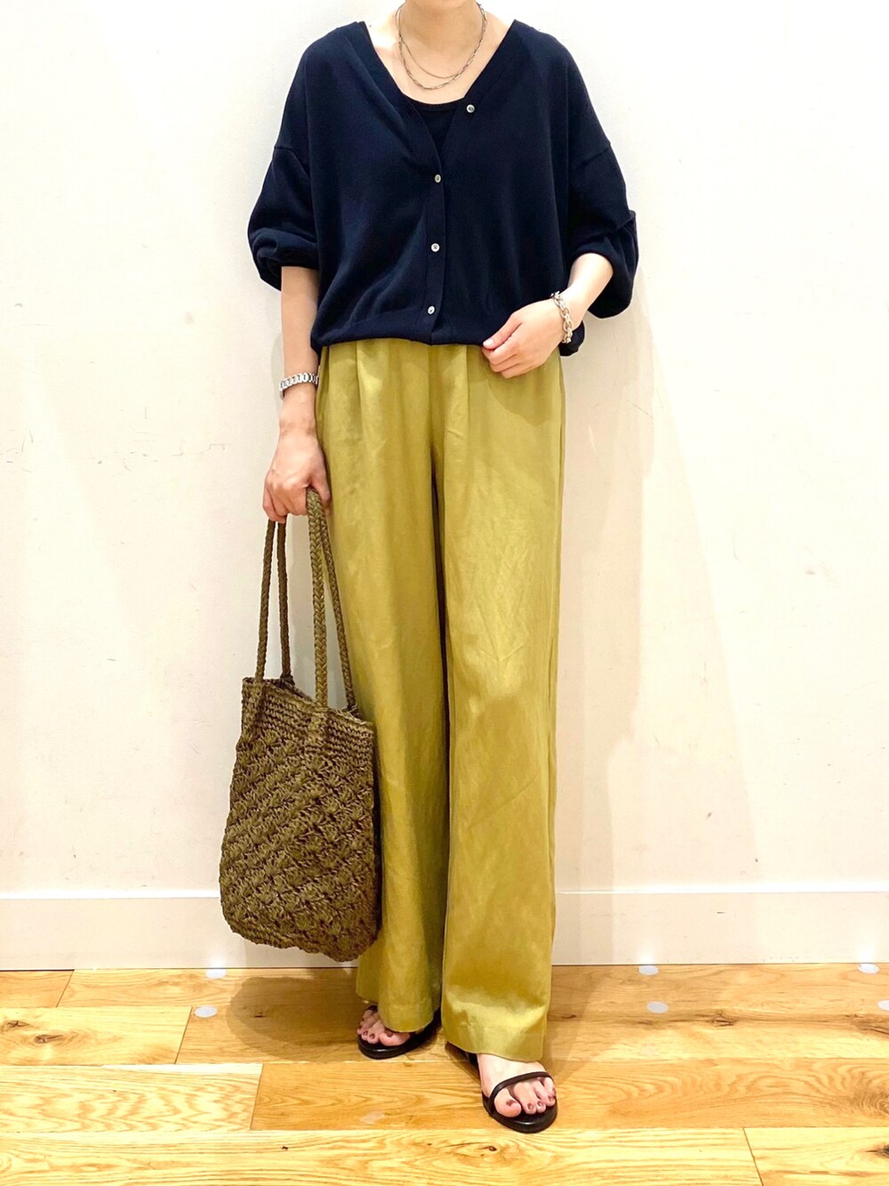 ブラック系のカーディガン/ボレロ、ブラック系のタンクトップ、イエロー系のその他パンツを着用したレディースの夏コーディネートの4枚目の写真