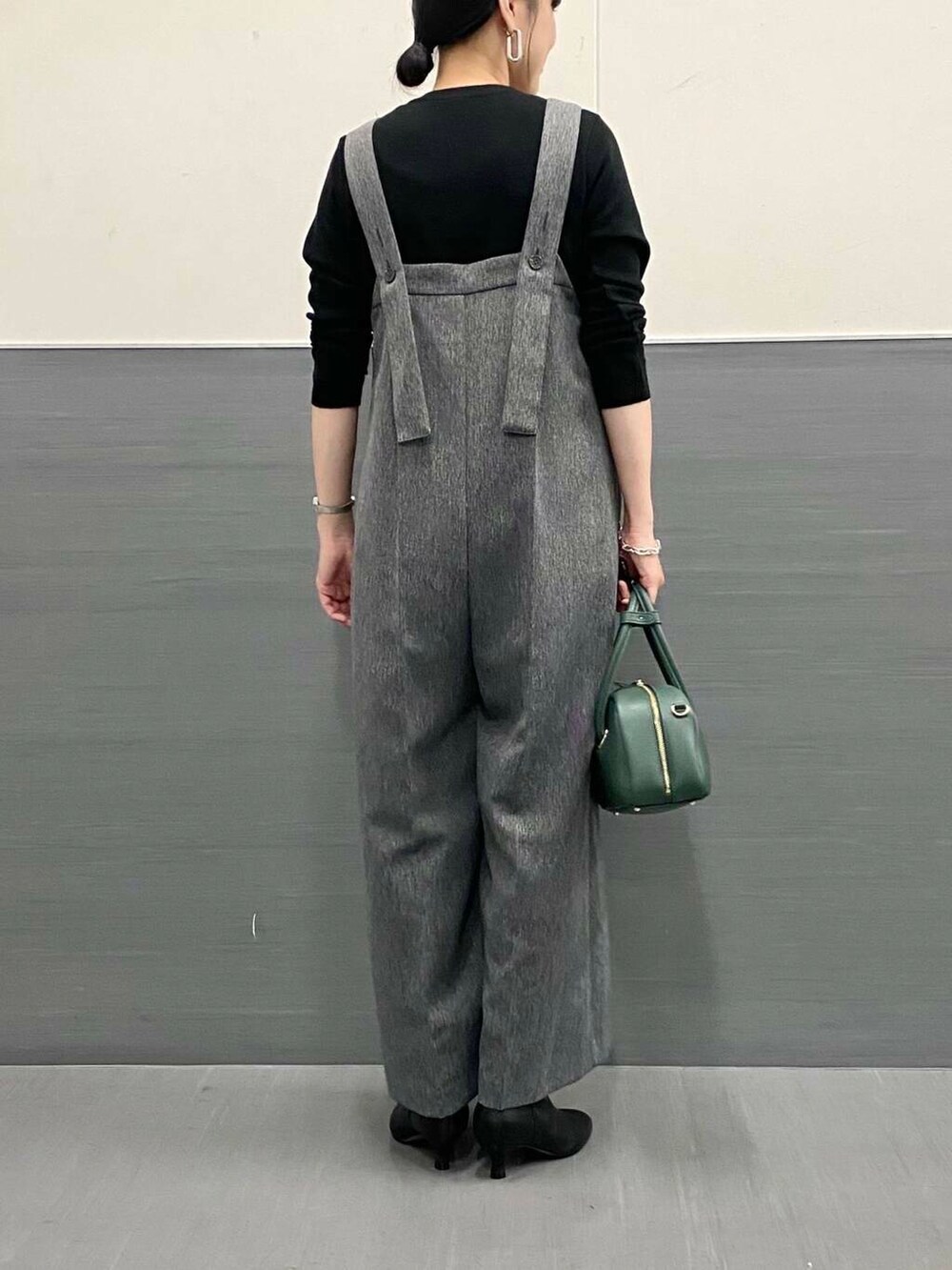 ブラック系のTシャツ/カットソー、グレー系のサロペット/オーバーオール、ブラック系のブーツを着用したレディースの秋コーディネートの6枚目の写真