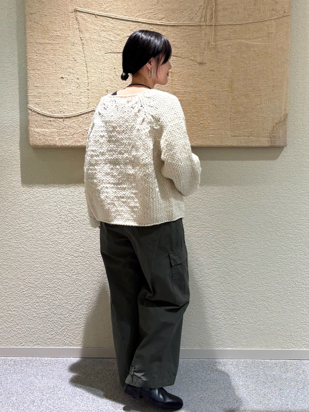 ホワイト系のカーディガン/ボレロ、グリーン系のその他パンツ、グリーン系のその他パンツを着用したレディースの秋コーディネートの3枚目の写真