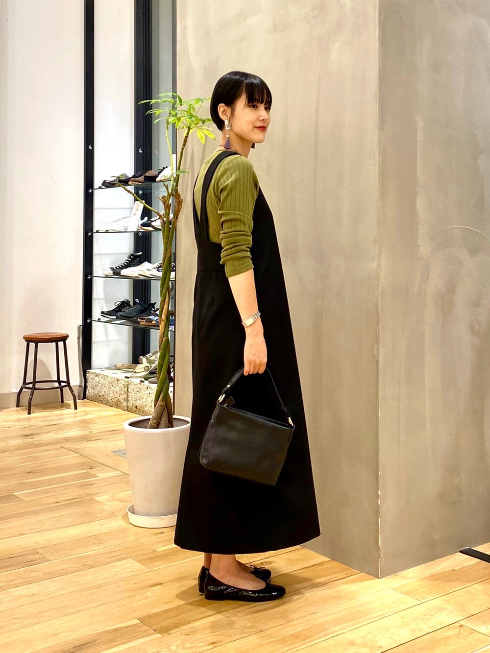 ブルー系のその他アウター、グリーン系のTシャツ/カットソー、ブラック系のワンピースを着用したレディースの秋コーディネートの4枚目の写真