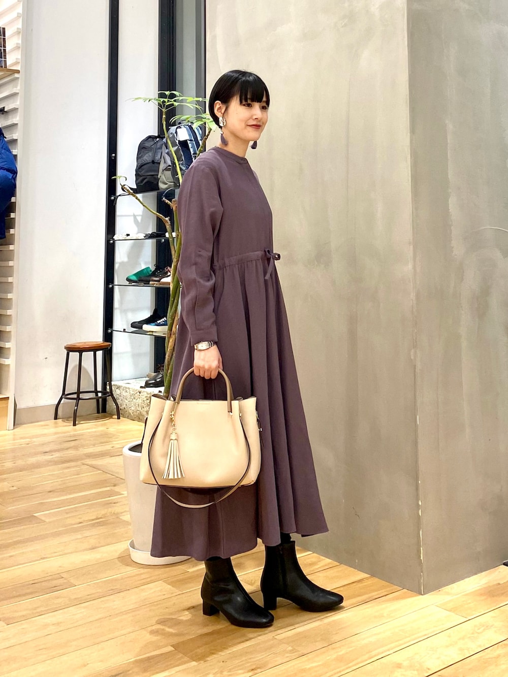 グレー系のその他アウター、グレー系のワンピース、ホワイト系のトートバッグを着用したレディースの冬コーディネートの4枚目の写真