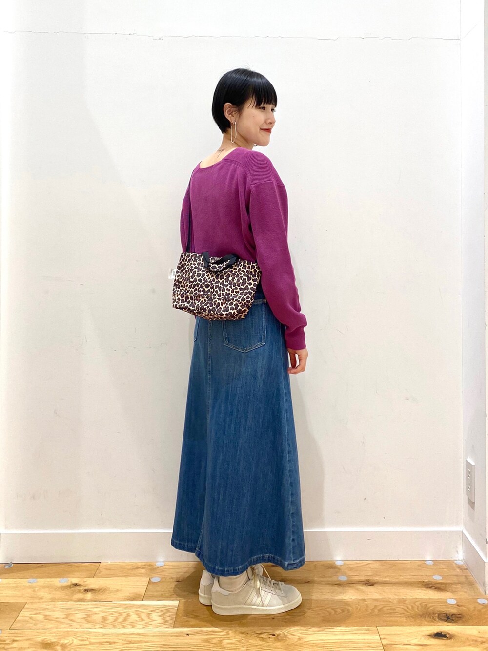 ブラック系のダウンジャケット/コート、パープル系のニット/セーター、その他のショルダーバッグを着用したレディースの春コーディネートの4枚目の写真