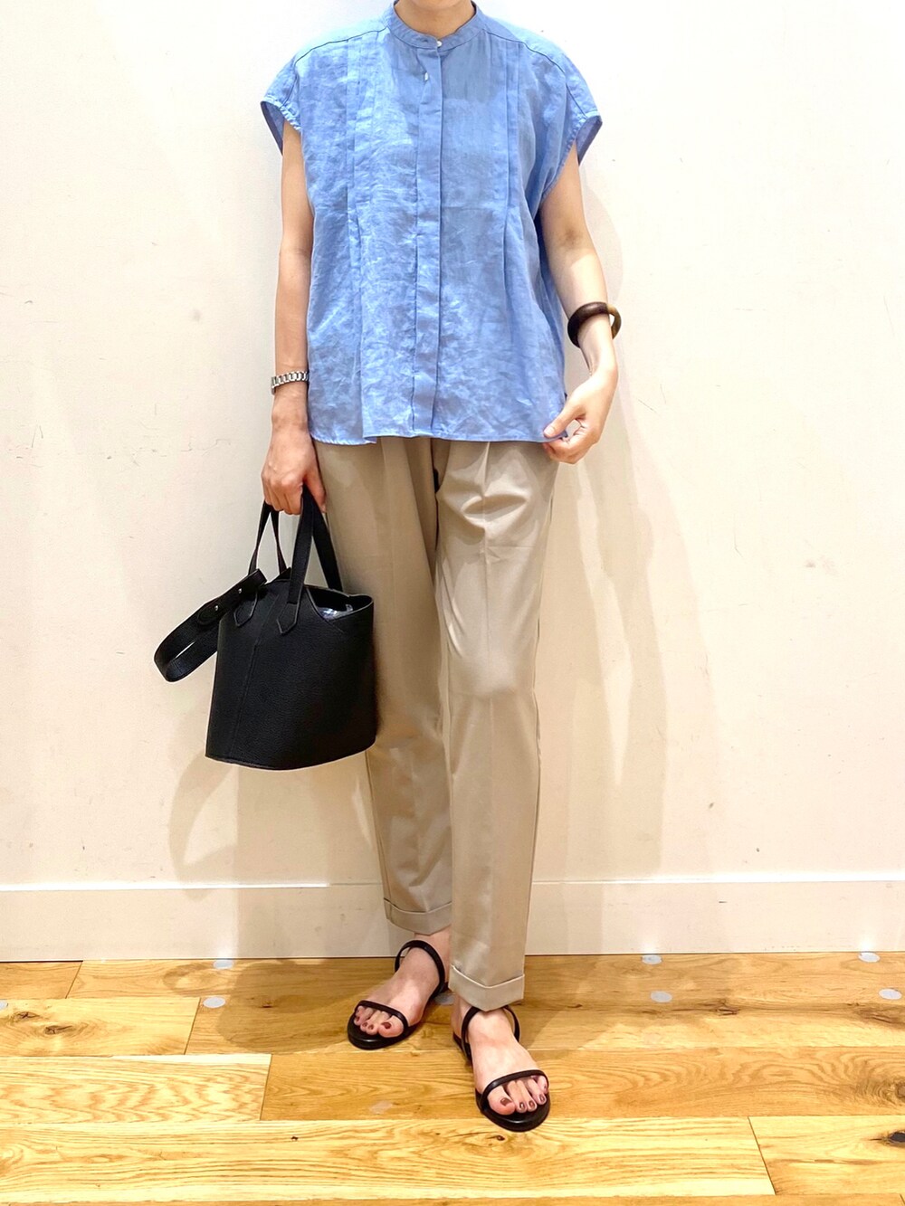 ブルー系のシャツ/ブラウス、ベージュ系のその他パンツ、ブラック系のショルダーバッグを着用したレディースの夏コーディネートの4枚目の写真