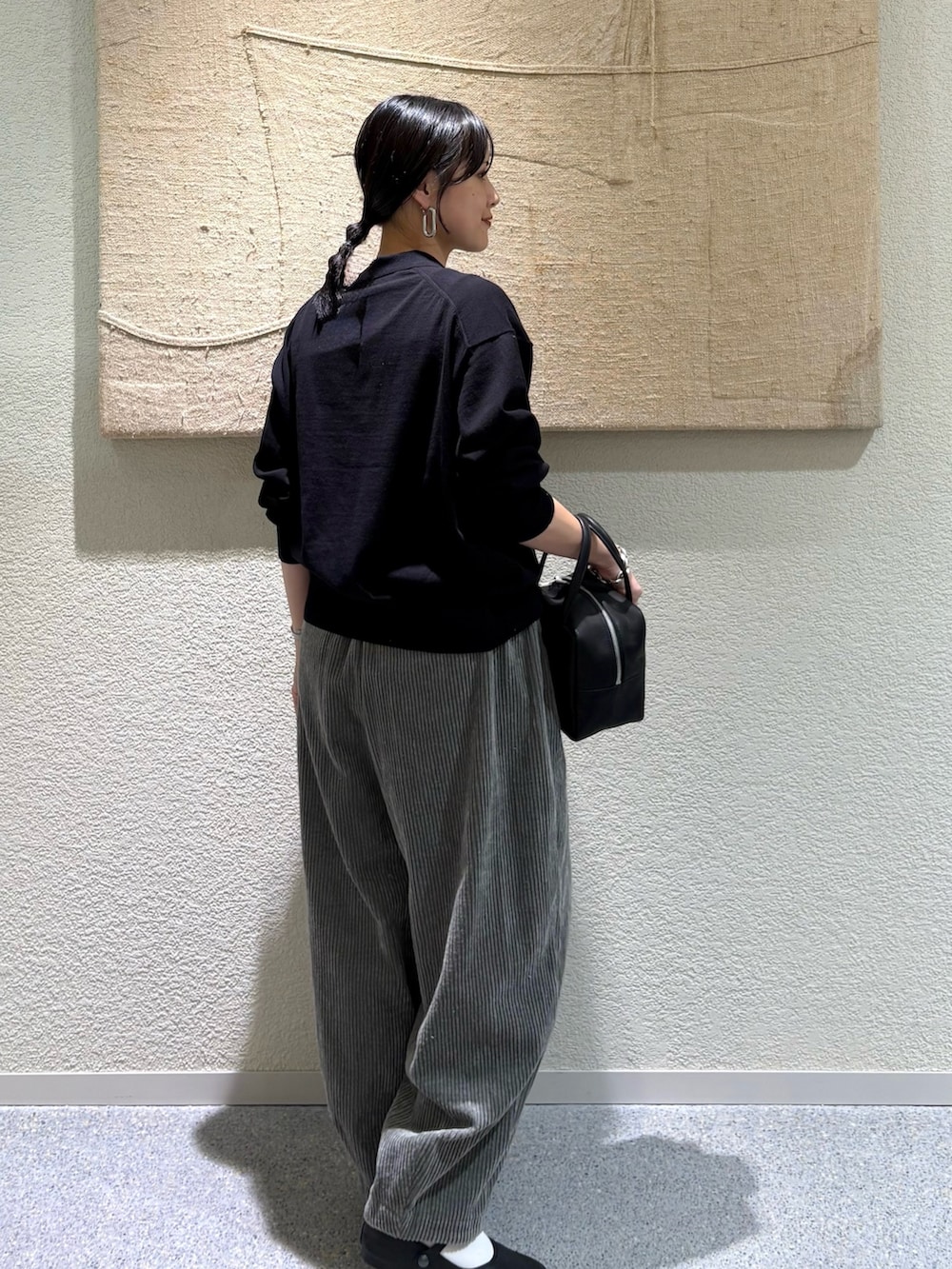 ブラック系のカーディガン/ボレロ、ブラック系のバレエシューズ、ブラック系のトートバッグを着用したレディースの秋コーディネートの3枚目の写真