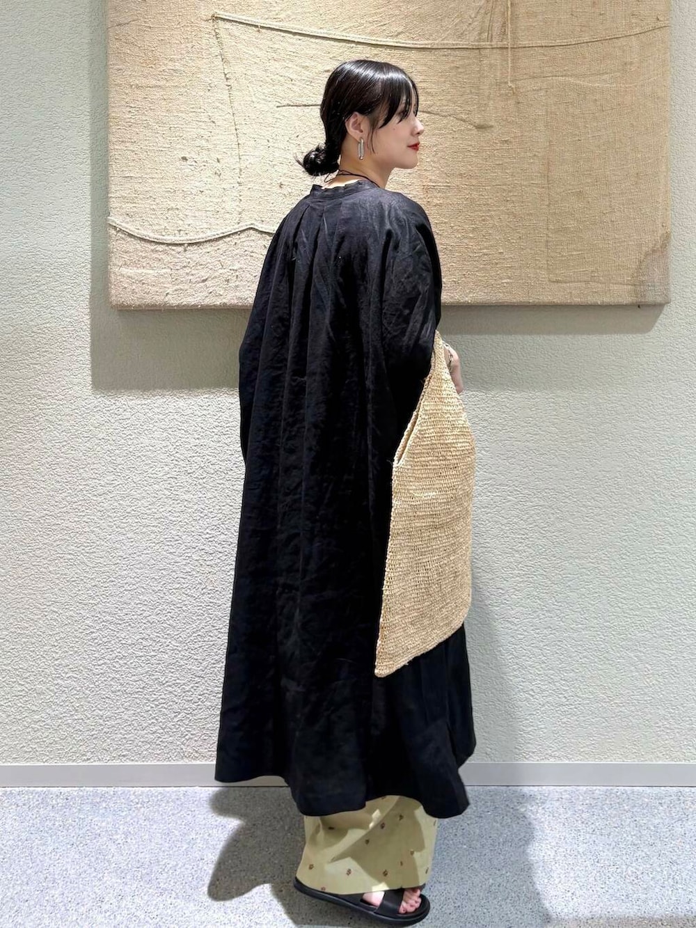 ブラック系のワンピース、イエロー系のその他パンツを着用したレディースの夏コーディネートの3枚目の写真