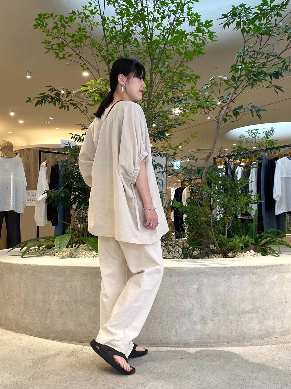 ベージュ系のシャツ/ブラウス、ベージュ系のデニムパンツ、ブラック系のサンダルを着用したレディースの夏コーディネートの6枚目の写真