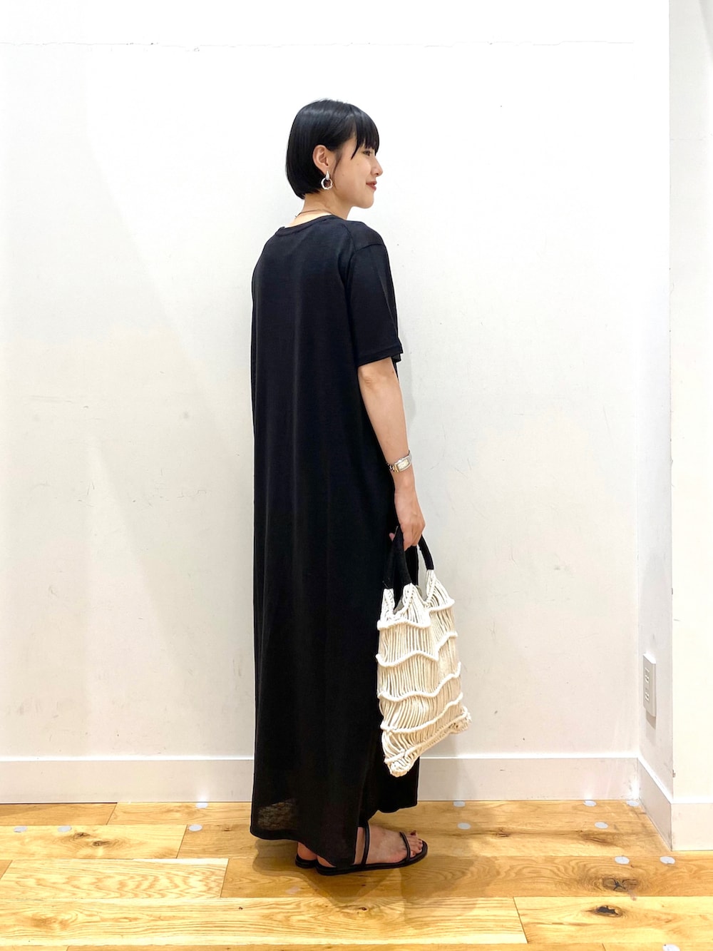 パープル系のシャツ/ブラウス、ブラック系のワンピース、ホワイト系のハンドバッグを着用したレディースの夏コーディネートの4枚目の写真