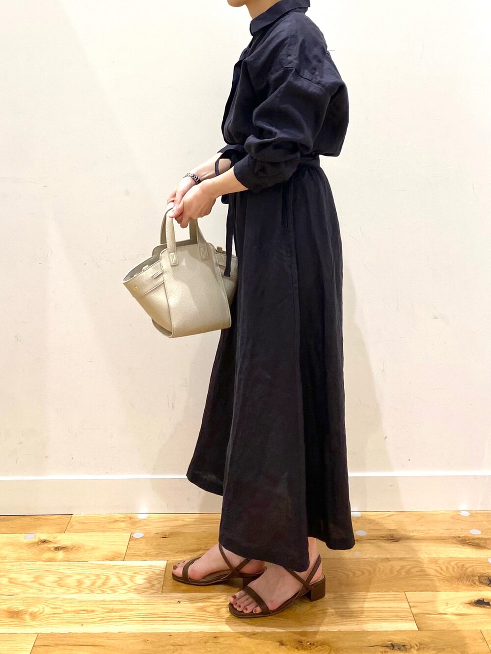 ブルー系のワンピース、ホワイト系のワンピース、ホワイト系のハンドバッグを着用したレディースの春コーディネートの5枚目の写真