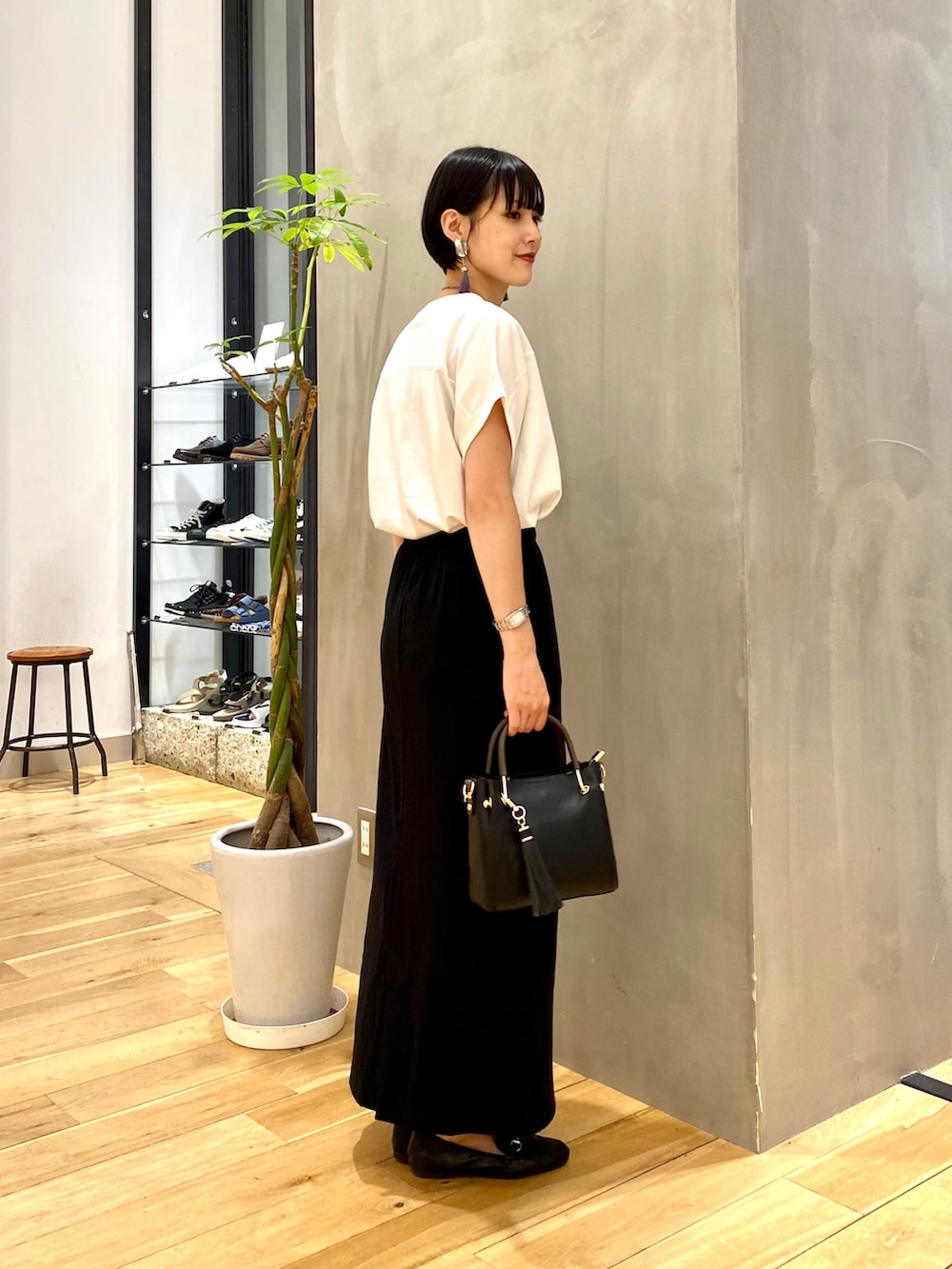 ブルー系のカーディガン/ボレロ、ホワイト系のTシャツ/カットソー、ブラック系のスカートを着用したレディースの秋コーディネートの4枚目の写真