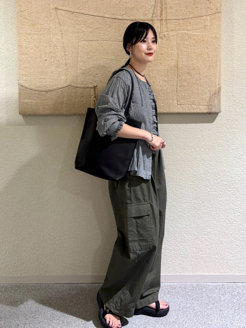 その他のシャツ/ブラウス、その他のシャツ/ブラウス、グリーン系のその他パンツを着用したレディースの秋コーディネートの2枚目の写真