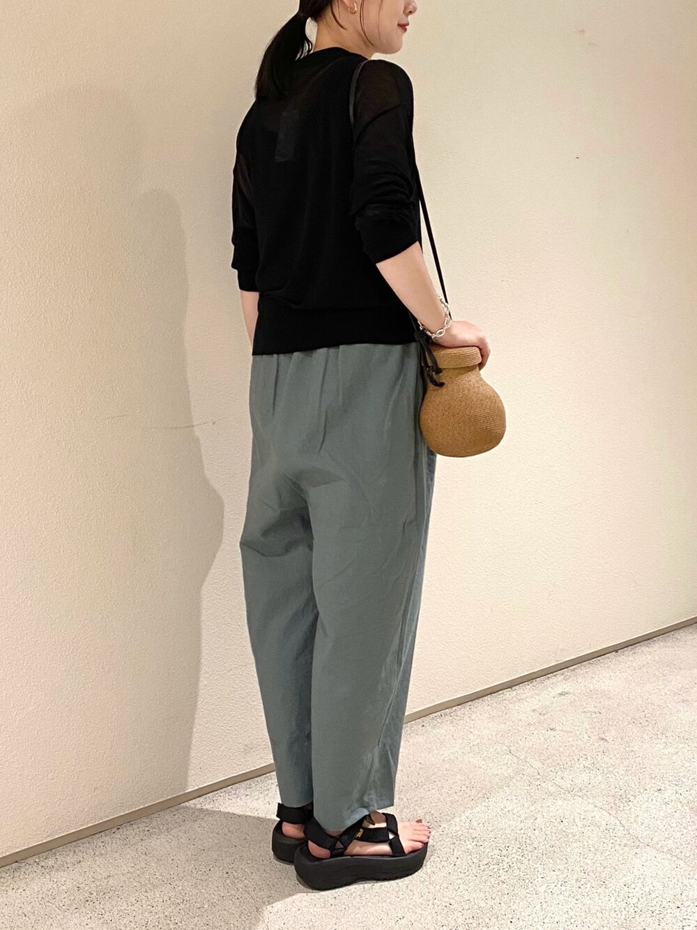 ブラック系のニット/セーター、ブラック系のタンクトップ、ブルー系のその他パンツを着用したレディースの夏コーディネートの4枚目の写真