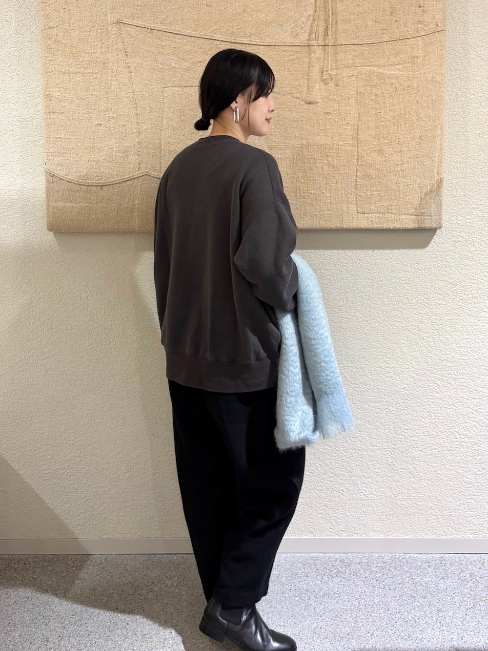 ホワイト系のダウンジャケット/コート、ホワイト系のダウンジャケット/コート、グレー系のスウェットを着用したレディースの冬コーディネートの6枚目の写真