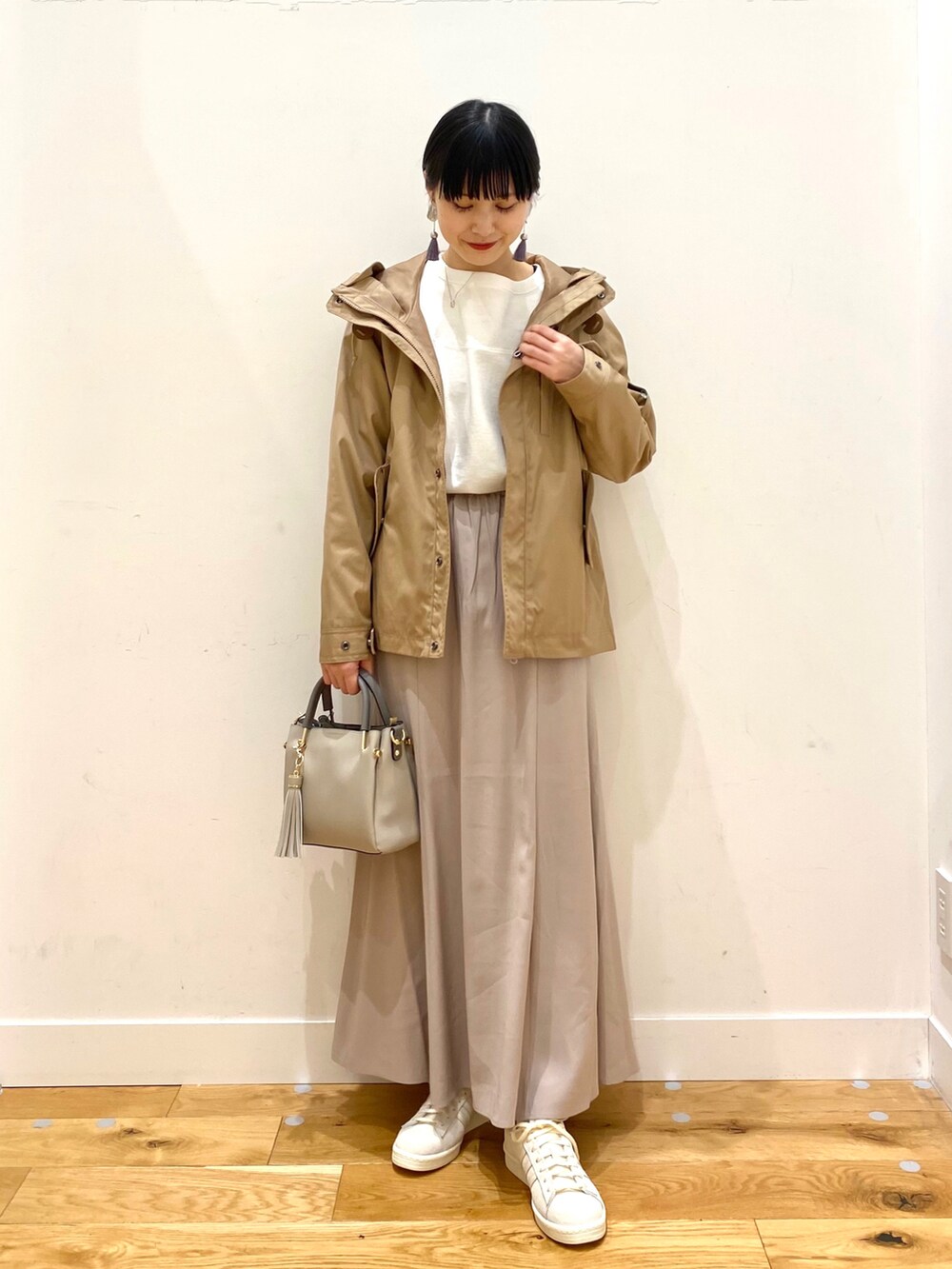 「きれいめカジュアル、休日スタイル、シンプルコーデ、春コーデ、春アウター、マウンテンパーカー、淡色コーデ、白スニーカー、タックイン、おしゃれさんと繋がりたい、URBAN RESEARCH DOORS、URBAN RESEARCH DOORS WOMENS」|「URBAN RESEARCH DOORSのダウンライナーマウンテンパーカー(マウンテンパーカー、ベージュ系)」を使った、saoriさん(レディース・158cm)の冬コーディネートの2枚目の写真