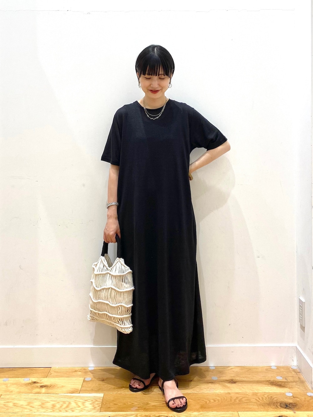 パープル系のシャツ/ブラウス、ブラック系のワンピース、ホワイト系のハンドバッグを着用したレディースの夏コーディネートの3枚目の写真