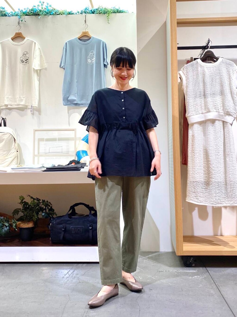 ベージュ系のパンプス、ブラック系のシャツ/ブラウス、グリーン系のその他パンツを着用したレディースの夏コーディネートの3枚目の写真