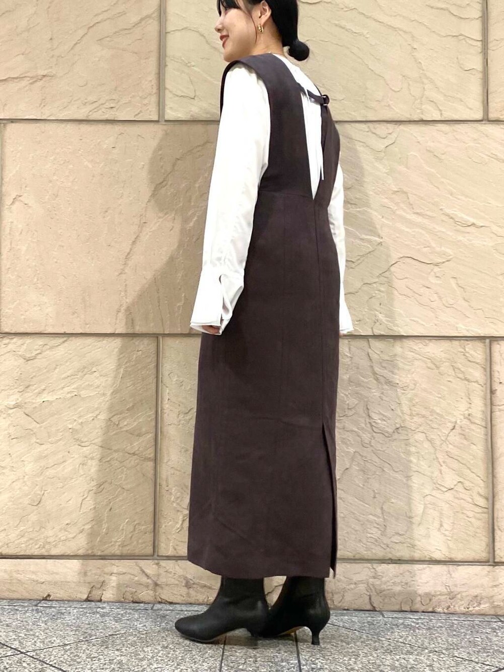 ホワイト系のシャツ/ブラウス、ブラック系のブーツ、レッド系のワンピースを着用したレディースの秋コーディネートの9枚目の写真