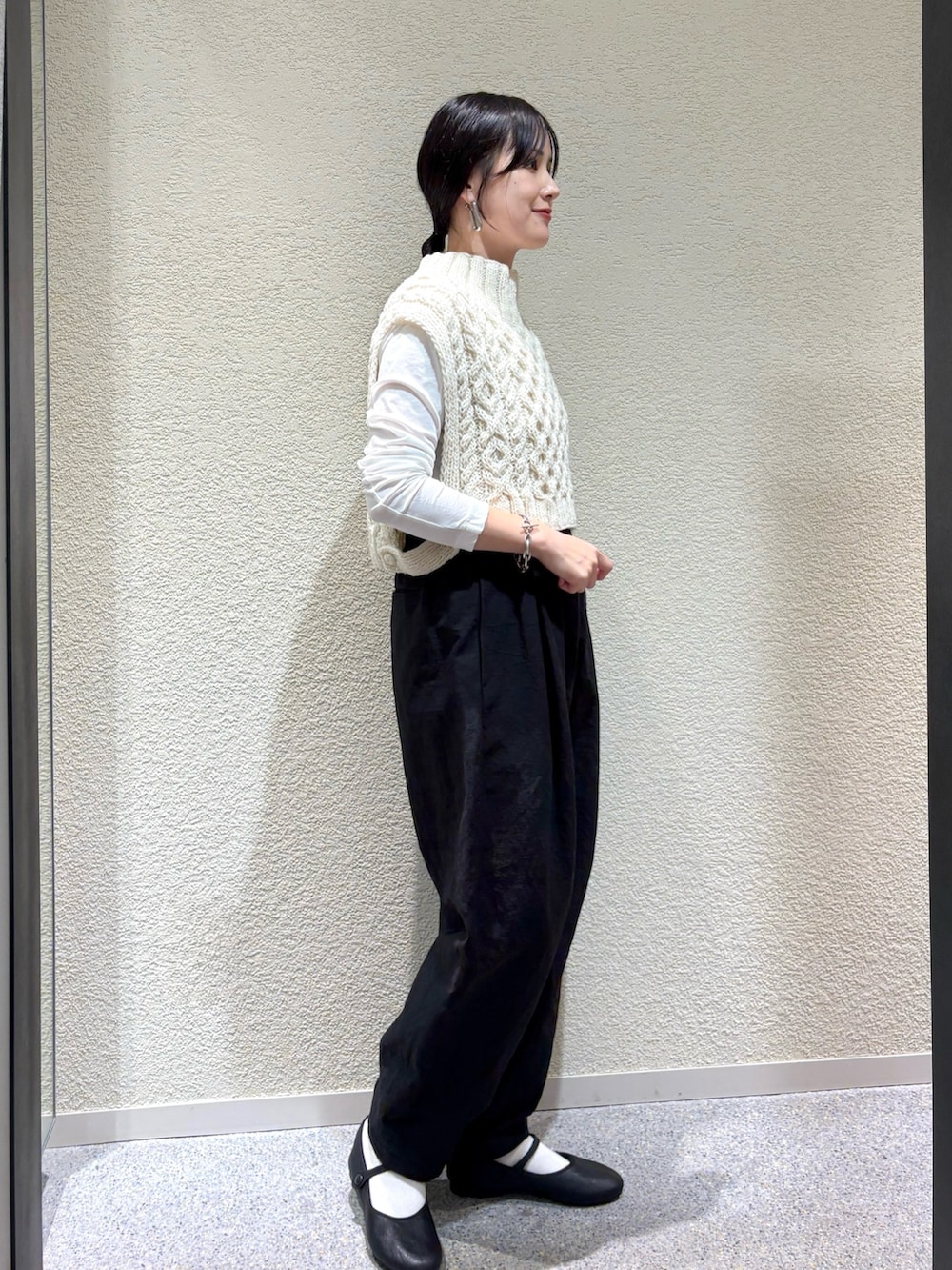 ブラウン系のその他アウター、ホワイト系のニット/セーター、ホワイト系のTシャツ/カットソーを着用したレディースの秋コーディネートの5枚目の写真