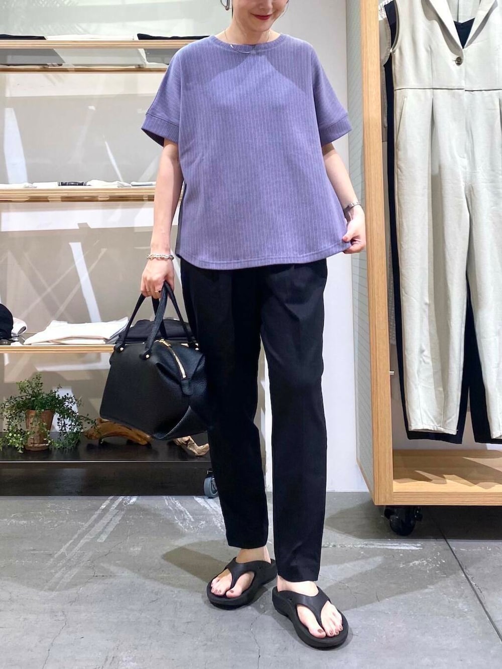 ブラック系のその他パンツ、ブラック系のハンドバッグ、パープル系のTシャツ/カットソーを着用したレディースの夏コーディネートの3枚目の写真