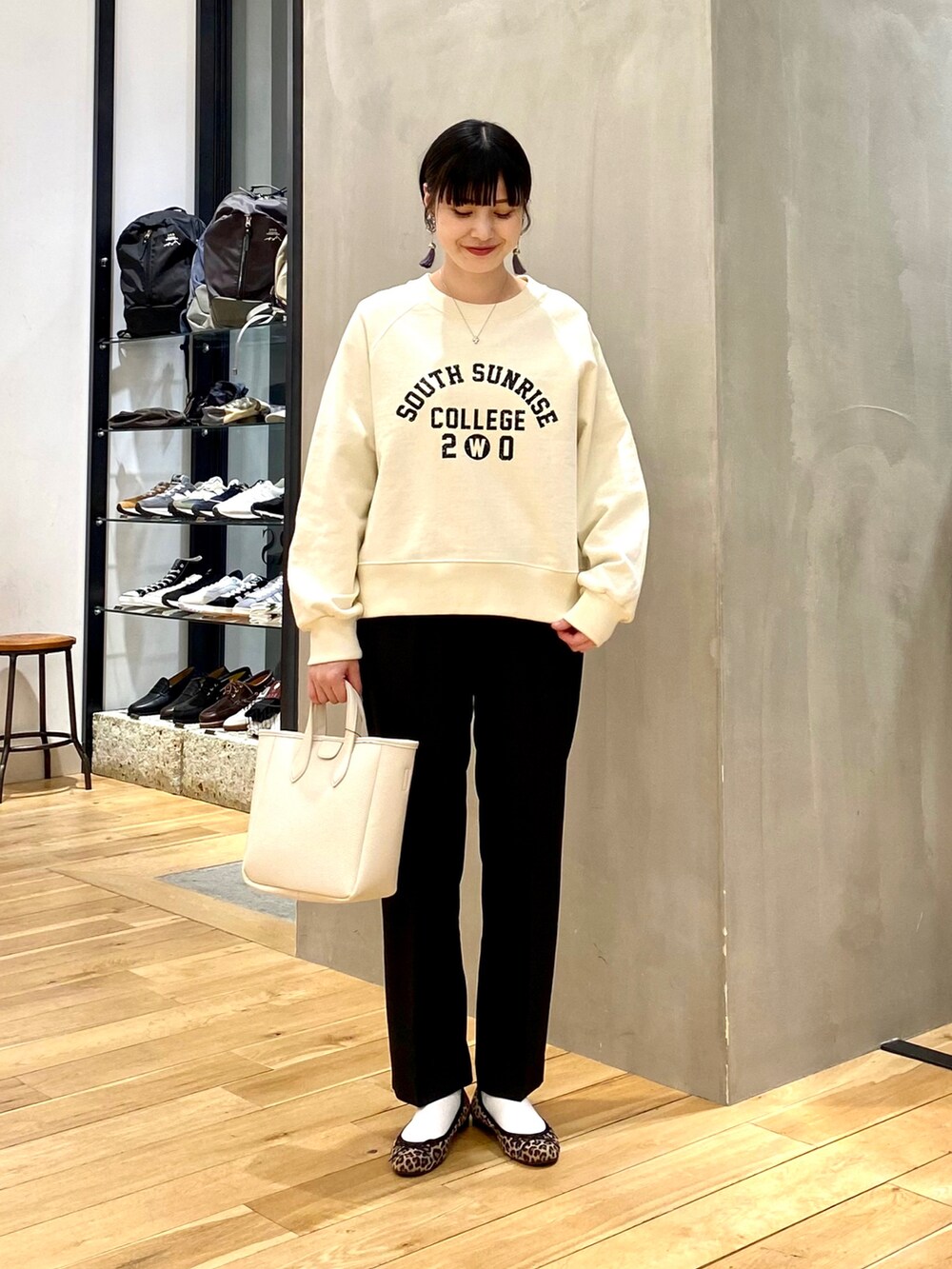 グリーン系のポンチョ、ホワイト系のスウェット、その他のバレエシューズを着用したレディースの春コーディネートの3枚目の写真