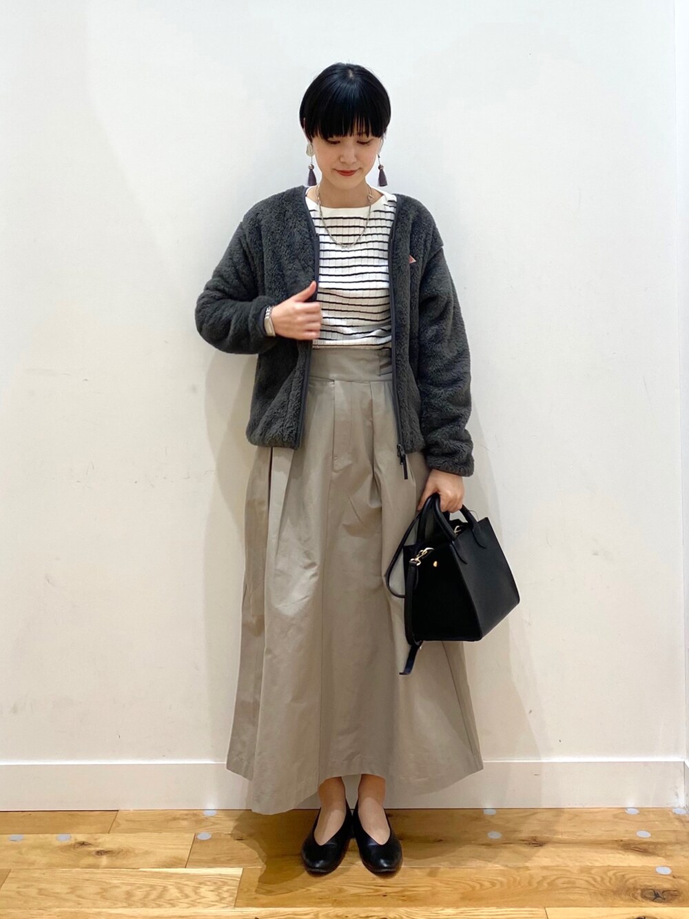 「ボーダー、冬コーデ、休日スタイル、タックイン、きれいめカジュアル、ボアジャケット、ミニバッグ、URBAN RESEARCH DOORS、グルカスカート、URBAN RESEARCH DOORS WOMENS、スクエアバッグ、おしゃれさんと繋がりたい」|「DANTONのDANTON HIGH PILE ZIP V-NECK JACKET(その他アウター、グレー系)」を使った、saoriさん(レディース・158cm)の秋コーディネートの2枚目の写真