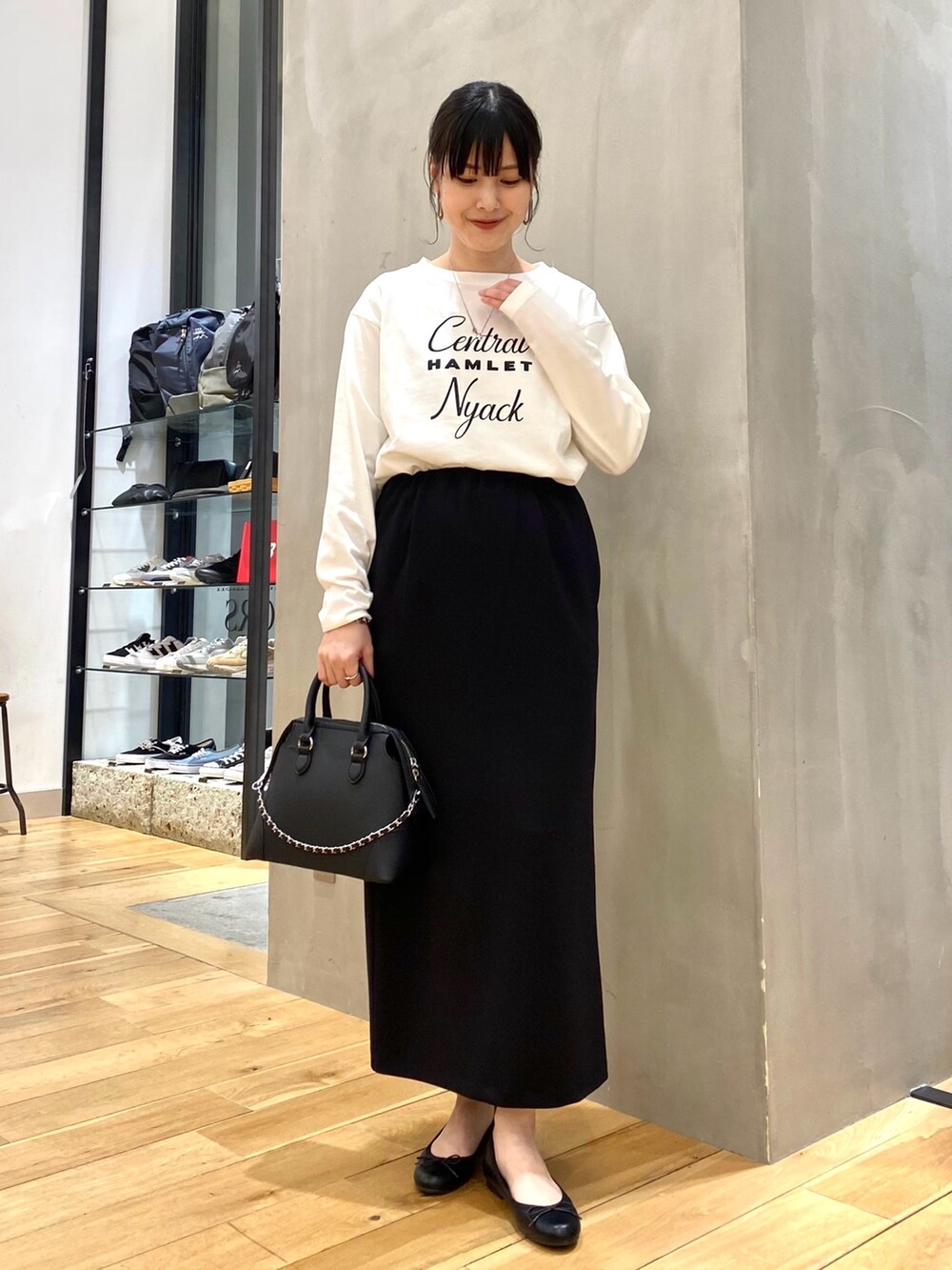 グレー系のその他アウター、ホワイト系のTシャツ/カットソー、ブラック系のスカートを着用したレディースの春コーディネートの5枚目の写真