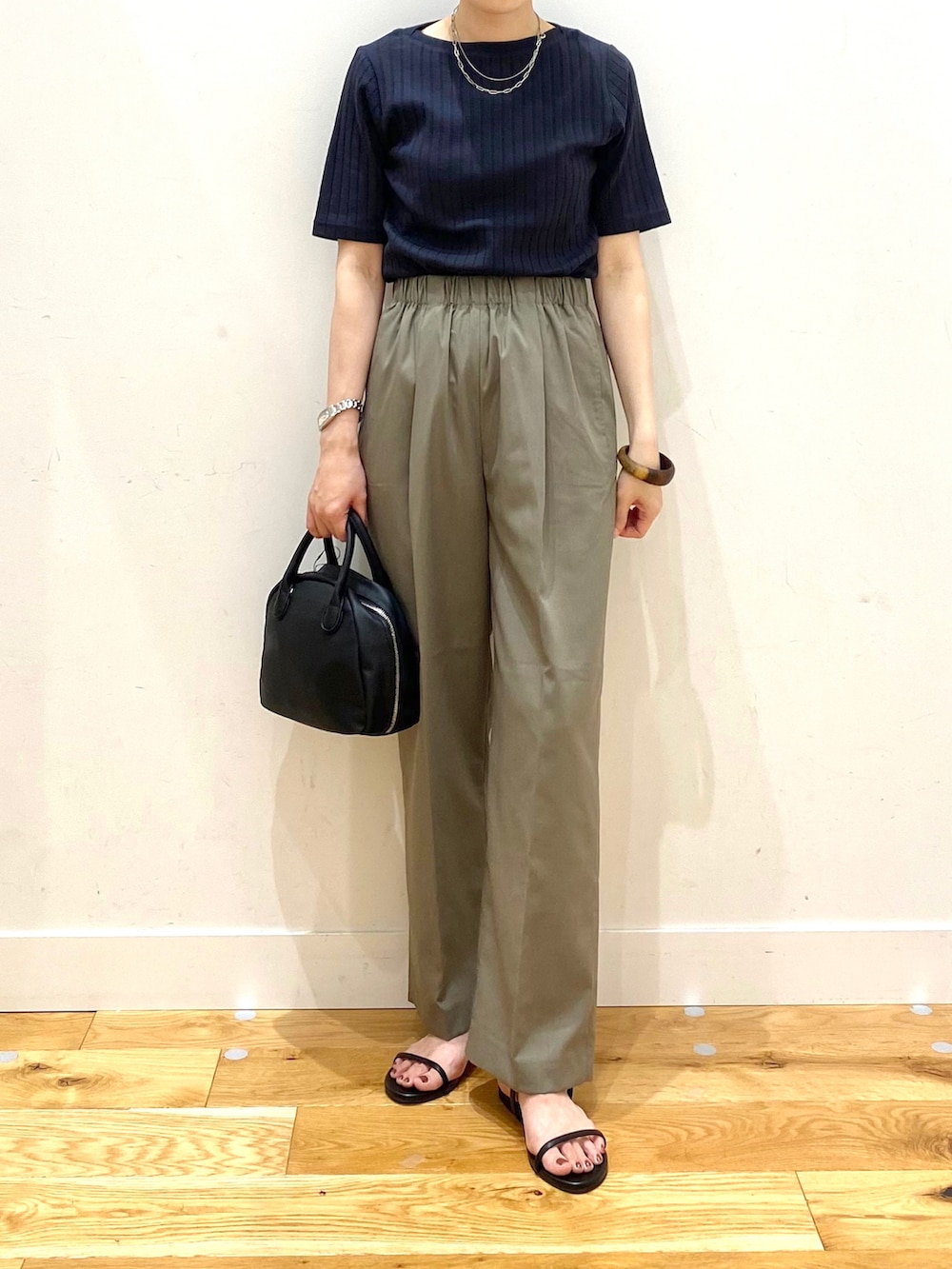 ブラック系のTシャツ/カットソー、グリーン系のその他パンツ、ブラック系のボストンバッグを着用したレディースの夏コーディネートの4枚目の写真