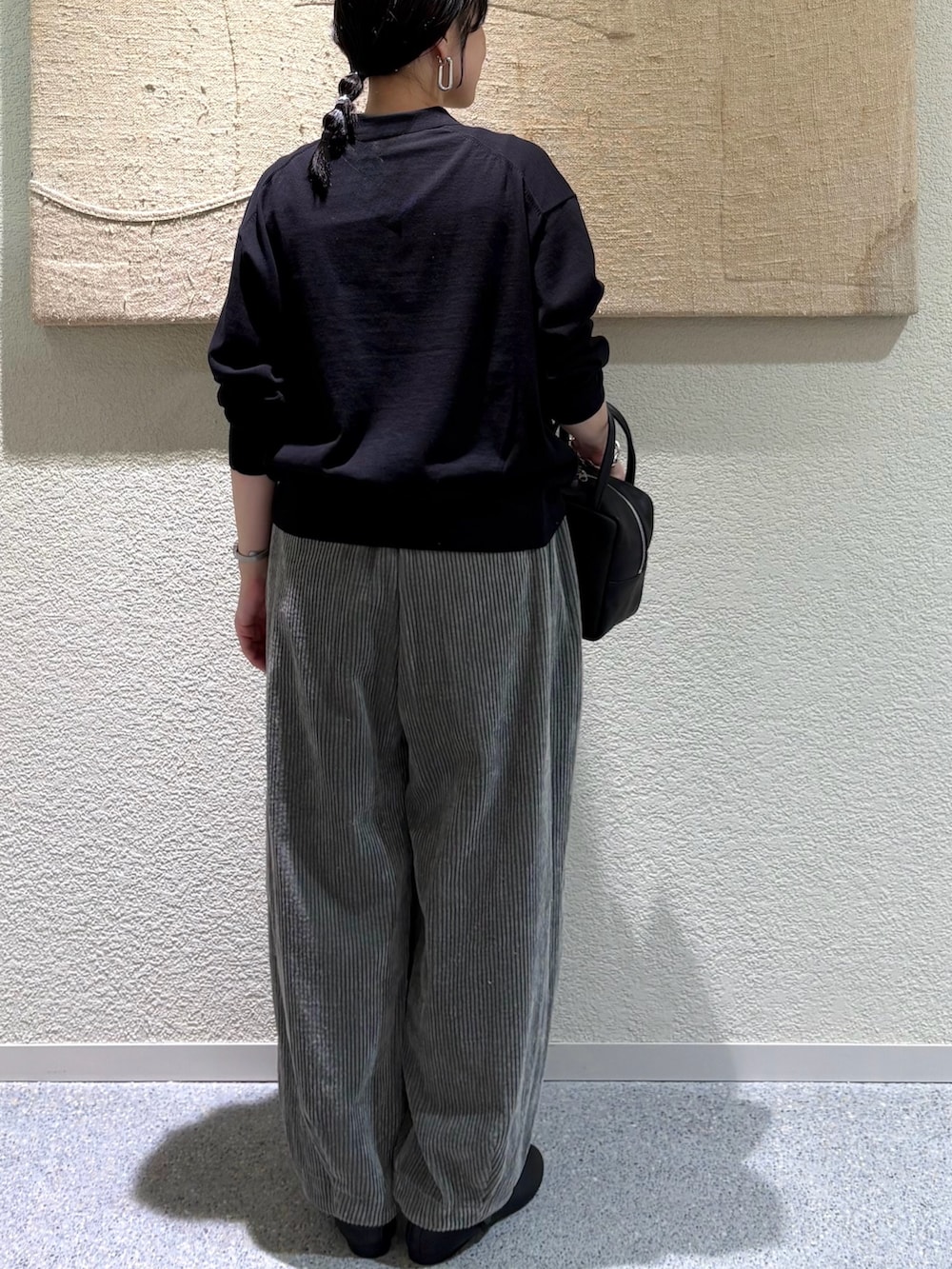 ブラック系のカーディガン/ボレロ、ブラック系のバレエシューズ、ブラック系のトートバッグを着用したレディースの秋コーディネートの5枚目の写真