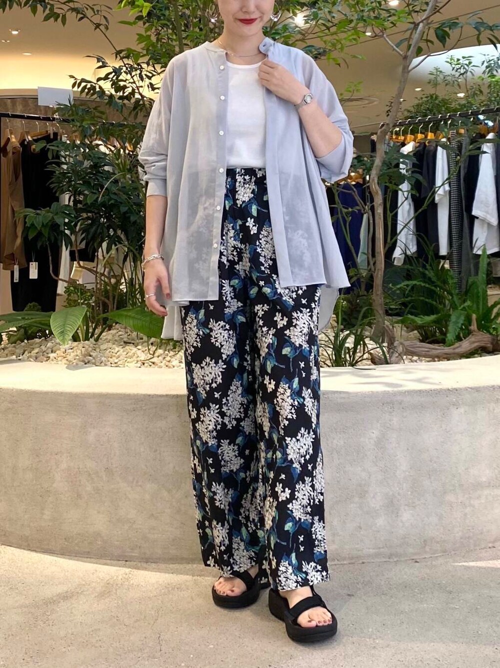 ブラック系のその他パンツ、グレー系のシャツ/ブラウス、ホワイト系のタンクトップを着用したレディースの夏コーディネートの5枚目の写真