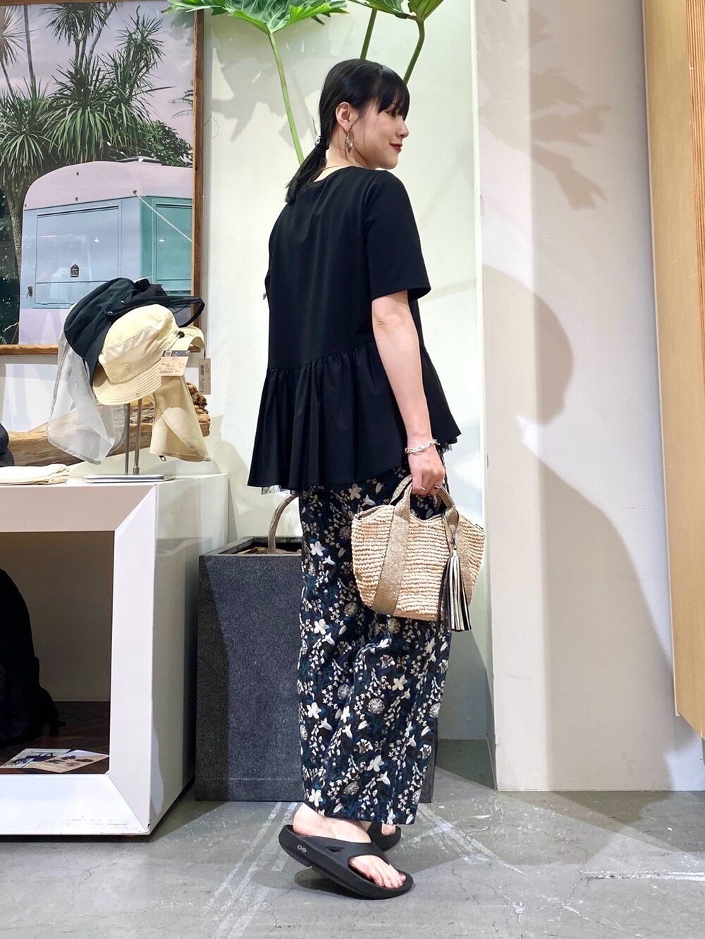 ブラック系のTシャツ/カットソー、ブルー系のその他パンツ、ゴールド系のかごバッグを着用したレディースの夏コーディネートの3枚目の写真