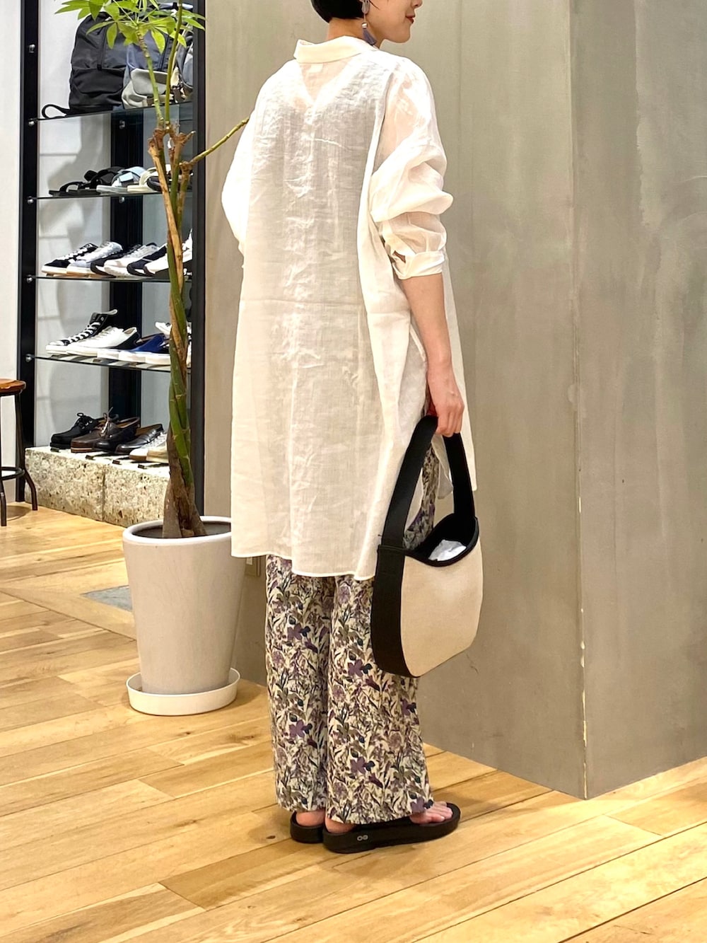 ホワイト系のシャツ/ブラウス、ブラック系のタンクトップ、パープル系のその他パンツを着用したレディースの春コーディネートの5枚目の写真