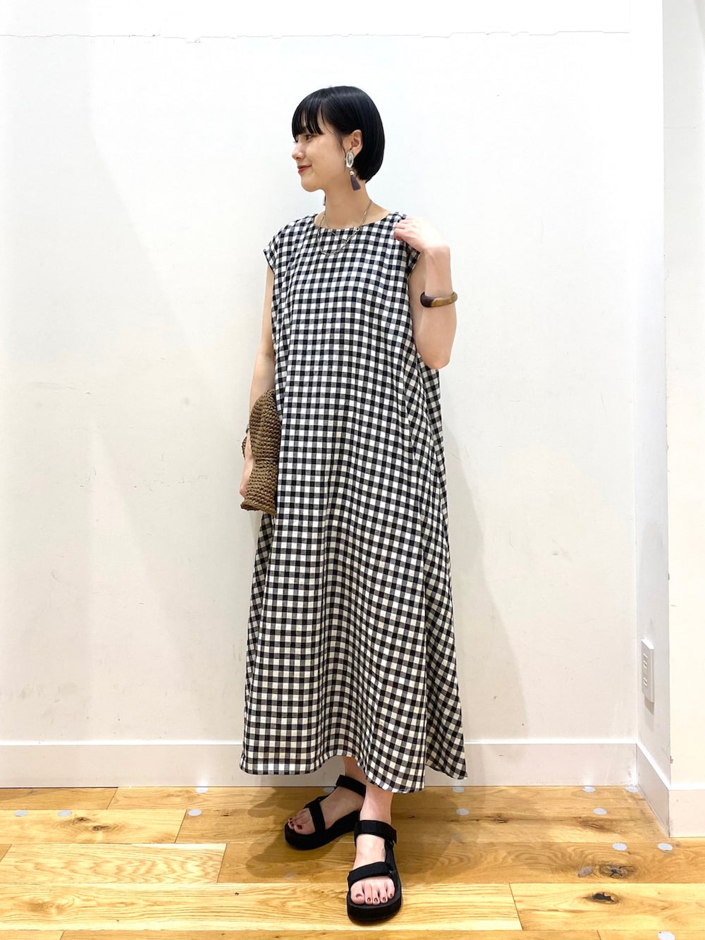 ブラウン系のカーディガン/ボレロ、その他のワンピース、ブラック系のサンダルを着用したレディースの春コーディネートの3枚目の写真