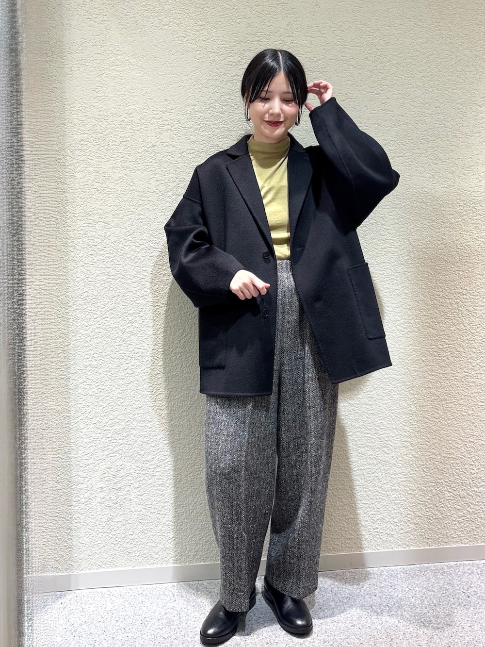 ブラック系のその他アウター、ブラック系のその他アウター、イエロー系のTシャツ/カットソーを着用したレディースの秋コーディネートの7枚目の写真