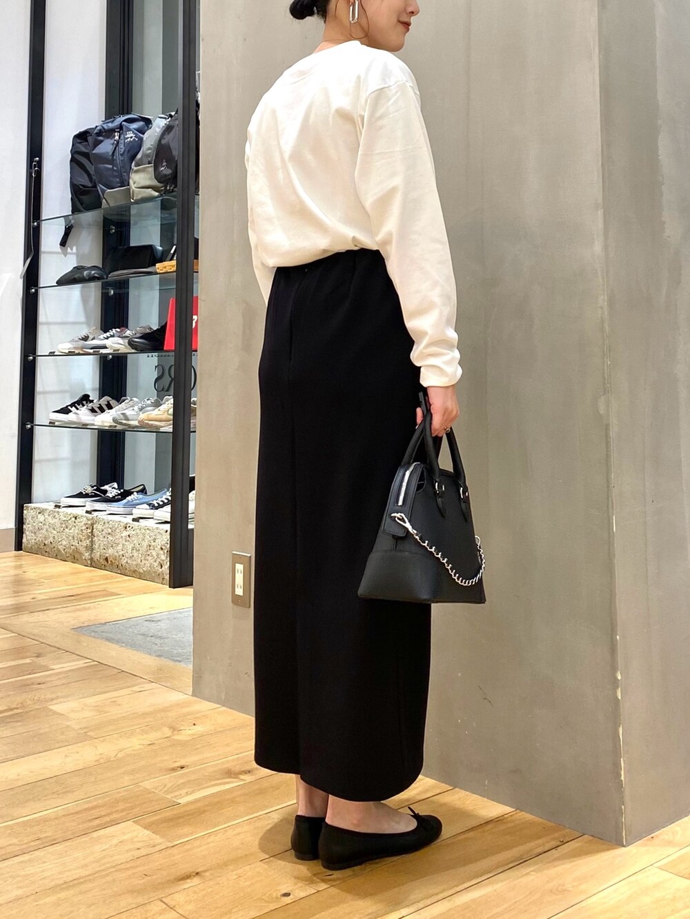 グレー系のその他アウター、ホワイト系のTシャツ/カットソー、ブラック系のスカートを着用したレディースの春コーディネートの8枚目の写真