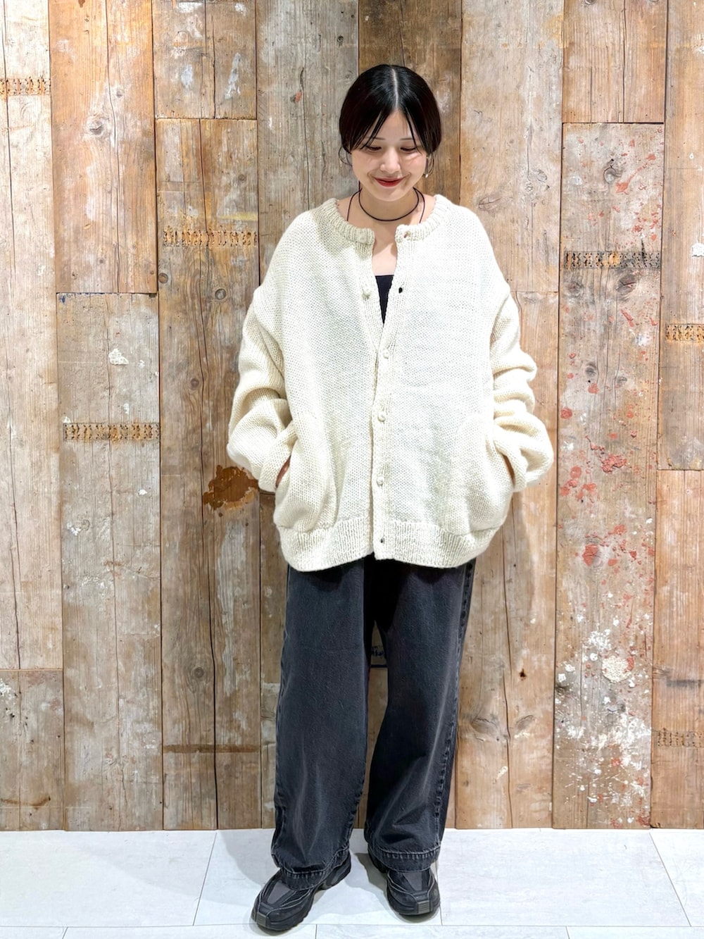 ホワイト系のニット/セーター、ホワイト系のニット/セーター、ブラック系のデニムパンツを着用したレディースの秋コーディネートの6枚目の写真