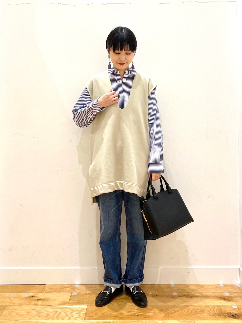 「きれいめカジュアル、休日スタイル、シンプルコーデ、春コーデ、春服みてみて、レイヤードスタイル、ベスト、シャツスタイル、デニム、ローファー、ストライプ、おしゃれさんと繋がりたい、URBAN RESEARCH DOORS、URBAN RESEARCH DOORS WOMENS」|「URBAN RESEARCH DOORSのコットンレギュラーカラーオーバーシャツ(シャツ/ブラウス、ブルー系)」を使った、秋山 里織さん(レディース・158cm)の春コーディネートの2枚目の写真